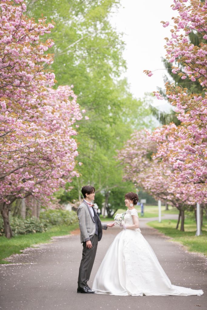 札幌真駒内公園桜で大人のフォトウェデイング