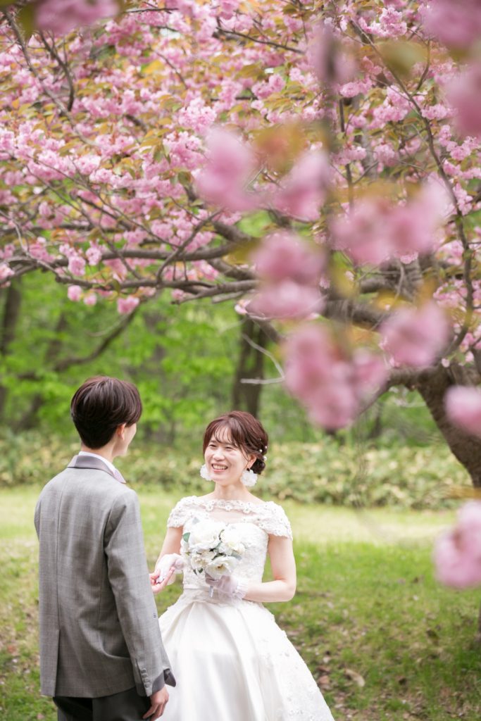 札幌真駒内公園桜で大人のフォトウェデイング